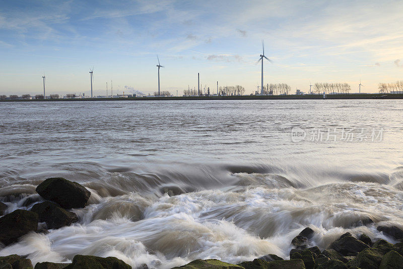 欧洲港工业区附近的Nieuwe Waterweg河